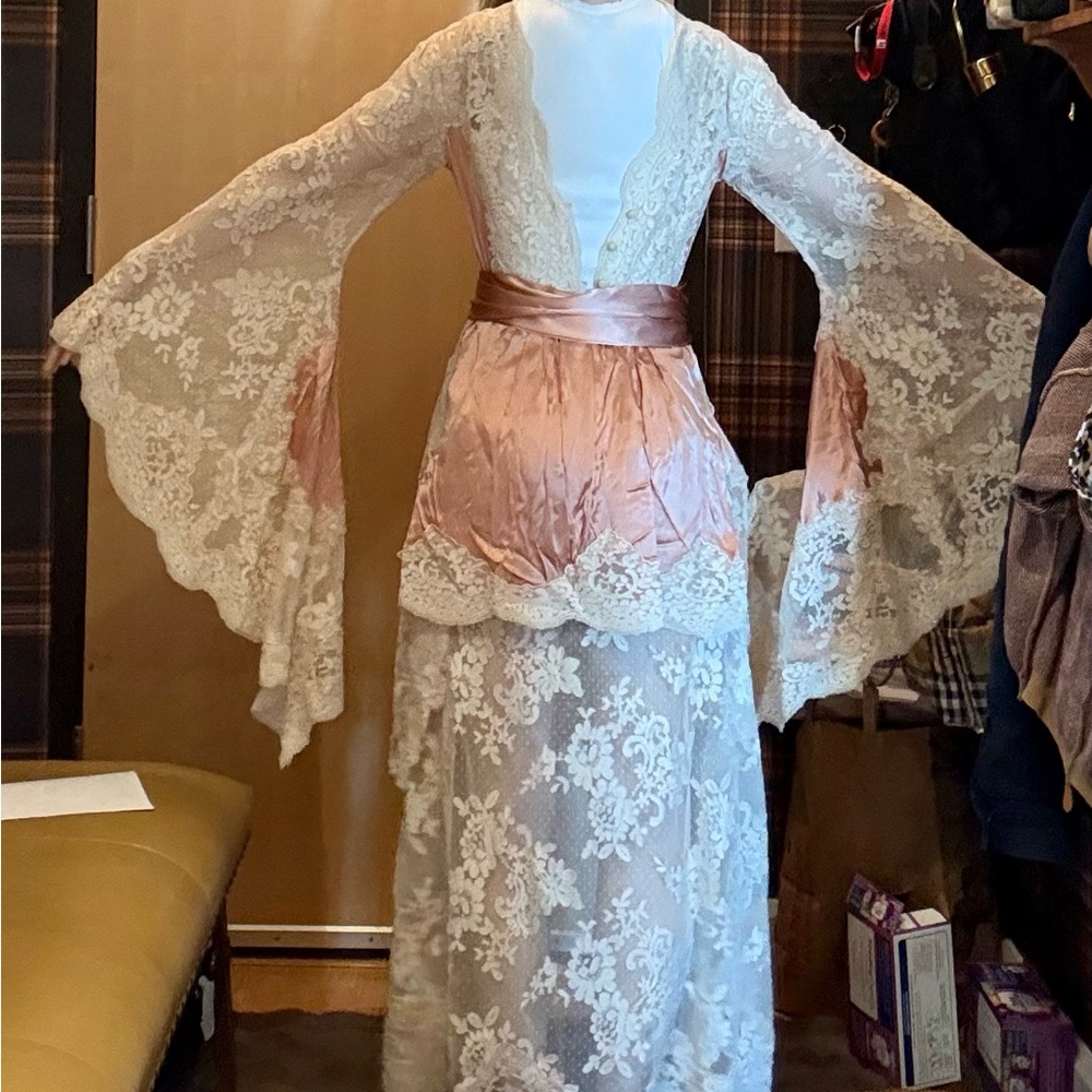 Elegant Pink and White Lace Dress - Picture 4 of 4